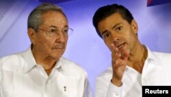Cuba's President Raul Castro (L) talks with Mexico's President Enrique Pena Nieto during a news conference at the Yucatan State Government Palace in Merida, Mexico, Nov. 6, 2015. 