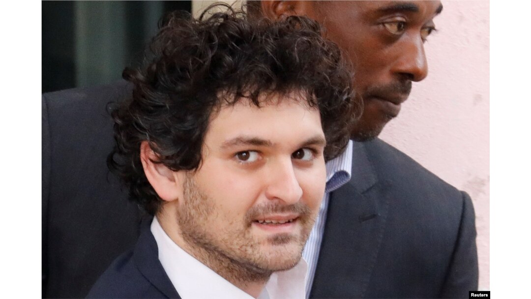 Sam Bankman-Fried, pendiri dan mantan CEO pertukaran mata uang kripto FTX, dikawal keluar dari gedung Pengadilan Magistrate di Nassau, Bahamas, 21 Desember 2022. (Foto: REUTERS/Marco Bello)