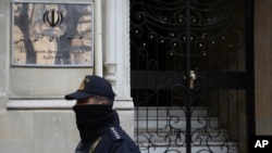 Seorang polisi tampak berjaga di area depan Kedutaan Besar Iran di Baku, Azerbaijan, pada 27 Januari 2023. (Foto: AP/Aziz Karimov)