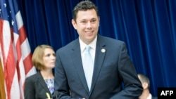 Jason Chaffetz, Ketua Komisi Pengawasan DPR mengecam kegagalan badan pemerintah mencegah serangan peretas dalam dengar pendapat di Washington DC, hari Selasa (16/6).