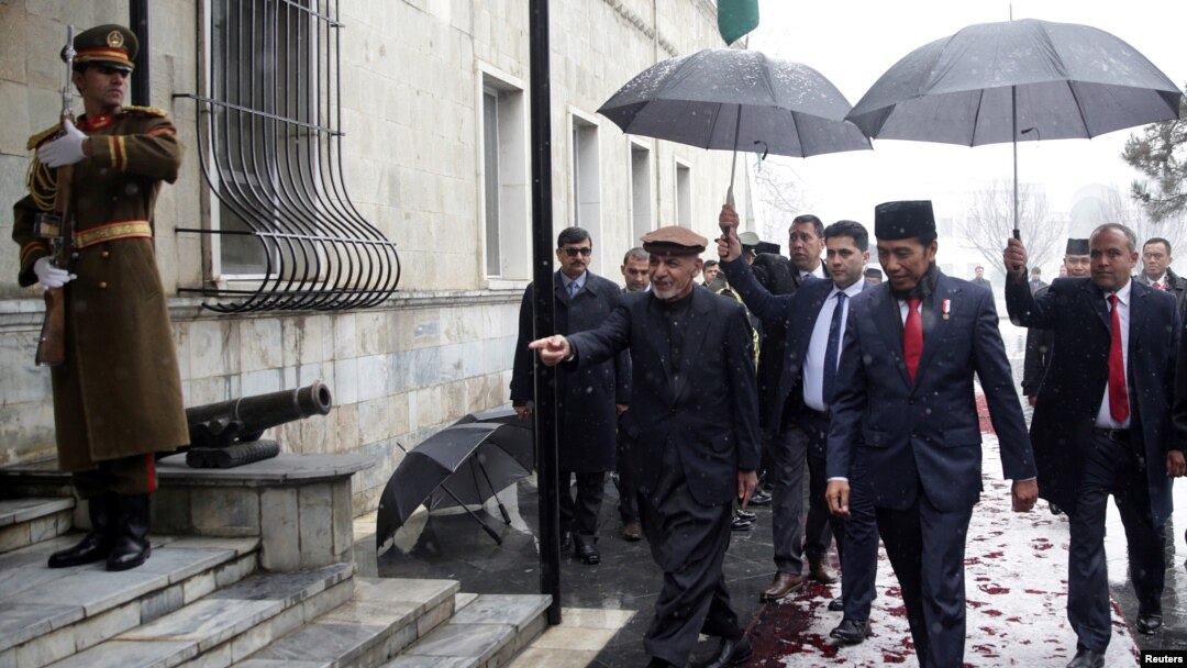 Presiden Afghanistan Ashraf Gani (tengah kiri), dan Presiden Joko Widodo (tengah kanan), berjalan di istana kepresidenan di Kabul, Afghanistan, 29 Januari 2018. (Reuters/Massoud Hossaini)