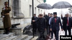 Presiden Afghanistan Ashraf Gani (tengah kiri), dan Presiden Joko Widodo (tengah kanan), berjalan di istana kepresidenan di Kabul, Afghanistan, 29 Januari 2018. (Reuters/Massoud Hossaini)