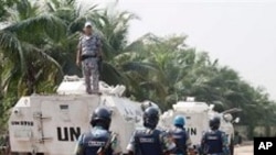 Des policiers bengladais et des Casques bleus Jordaniens à l'extérieur de l'Hotel du Golf à Abidjan, 01 Jan 2011.