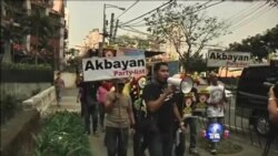 菲律宾民众抗议中国用水炮驱逐菲律宾渔船