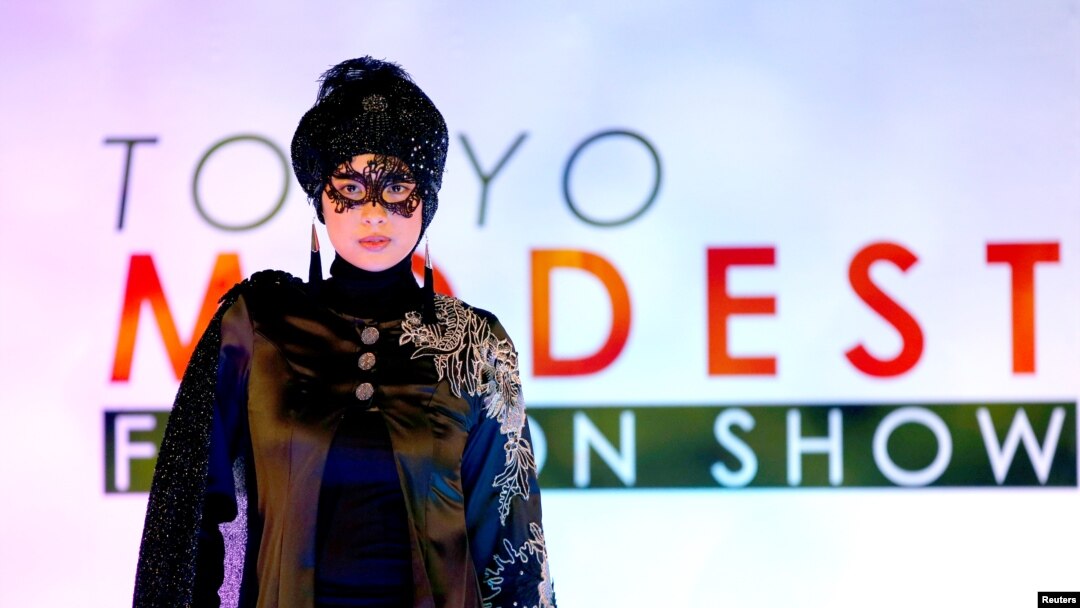 Seorang model memperagakan kreasi perancang mode Lynn Siregar dengan merknya Weddingku Gallery dalam Tokyo Modest Fashion Show, pagelaran mode Muslim, di Halal Expo Japan, Tokyo (22/11). (Reuters/Toru Hanai)