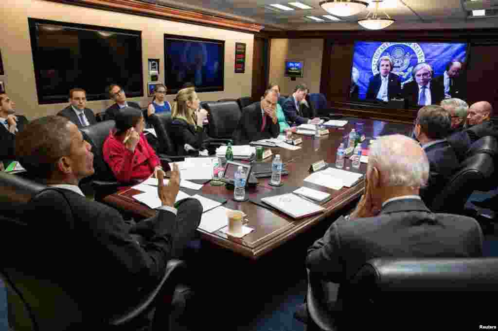 U.S. President Barack Obama (left) receives an Iran negotiations update in the White House Situation Room from Secretary of State John Kerry, Washington, April 1, 2015.