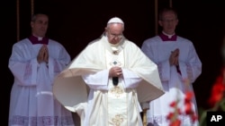 Pope Francis arrives to celebrate a canonization ceremony of four new saints in St. Peter's Square at the Vatican, May 17, 2015. 