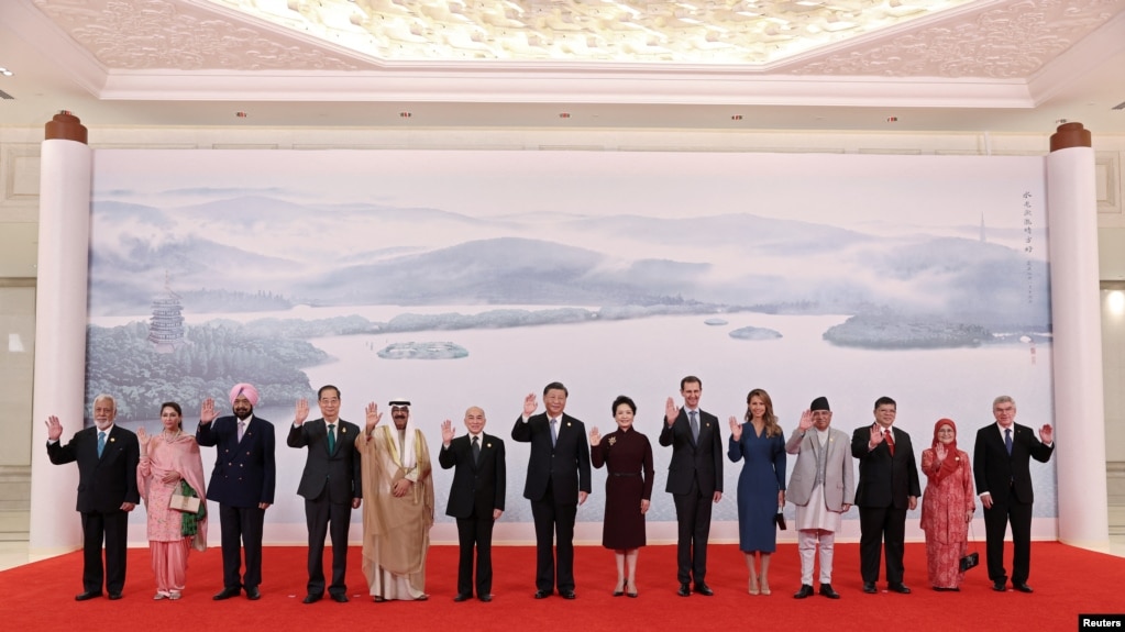 中国国家主席习近平和夫人彭丽媛与出席杭州亚运会的外国领导人合影。(photo:VOA)