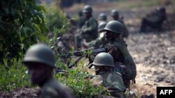 Des soldats de l'armée congolaise prennent position à Kanyarucinya, à environ 12 km de Goma, dans l'est de la République démocratique du Congo, le 16 juillet 2013. 