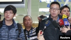 FILE - Student leaders of Taiwan's "Sunflower Movement" Lin Fei-fan (R) and Chen Wei-ting talk to reporters at the Taipei District court, March 25, 2015.