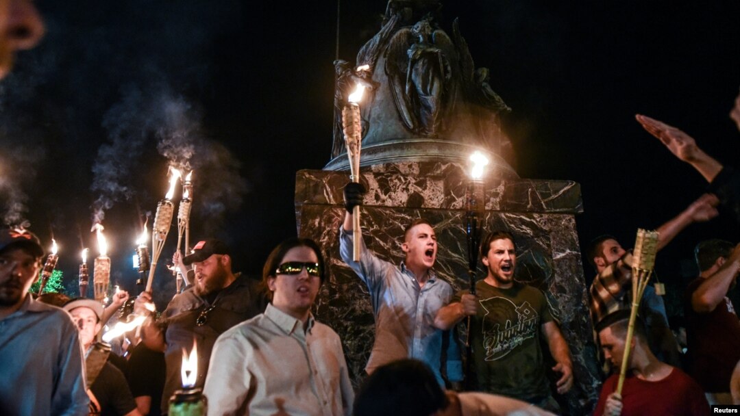 Rasisti, pristalice superiornosti belaca, Kju Kluks Klan na protestu "Ujedinimo desnicu" u Šarlotsvilu 2017. 