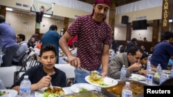 Umat Muslim berbuka puasa pada hari keenam Ramadan di Dar Al Hijrah Islamic Center di Falls Church, Virginia, AS, 11 Mei 2019. (Foto: Reuters/Ilustrasi)