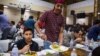 Muslim AS melakukan buka puasa bersama di Falls Church, Virginia Ramadan tahun lalu (Foto: Reuters). Umat Muslim tidak bisa melakukan buka puasa bersama bulan Ramadan tahun ini akibat pandemi.