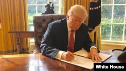 Presiden AS Donald Trump menandatangani sebuah perintah eksekutif baru, hari Senin (6/3). 