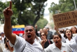 ARCHIVO - El gremio de salud de Venezuela protesta regularmente por la falta de atención del gobierno al sector, especialmente la escasez de insumos en medio de la pandemia del coronavirus.