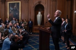 Mantan ketua DPR Kevin McCarthy saat berbicara kepada wartawan tentang upaya untuk meloloskan rancangan undang-undang alokasi dan mencegah penutupan pemerintah, di Capitol di Washington, Jumat, 29 September 2023. (Foto: AP)