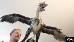 Ahli Paleontologi Brazil, Alexander Kellner, menunjukkan replika Microraptor dalam suatu kongres Palentologi di Brazil (Foto: dok).