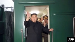 Pemimpin Korea Utara Kim Jong Un melambaikan tangannya saat menaiki kereta dari Pyongyang untuk berkunjung ke Rusia pada 10 September 2023. (Foto: KCNA via KNS/AFP)