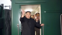 Kuzey Kore'nin resmi Kore Merkezi Haber Ajansı'nın yayınladığı fotoğrafta Kim Jong Un Rusya'ya gitmek üzere trenle yola çıkarken görülüyor, 10 Eylül 2023. 