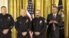 Obama entrega “Medalla del Valor” a 13 policías