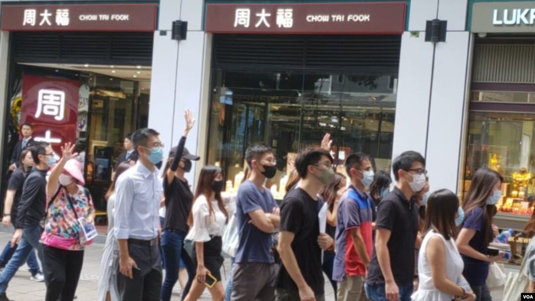網友週五中午在尖沙咀沿彌敦道快閃抗議(美國之音圖片/張富傑拍攝)
