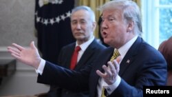 Presiden AS Donald Trump dan Wakil PM China, Liu He (kiri) dalam pertemuan di Gedung Putih, 4 April 2019 lalu. 