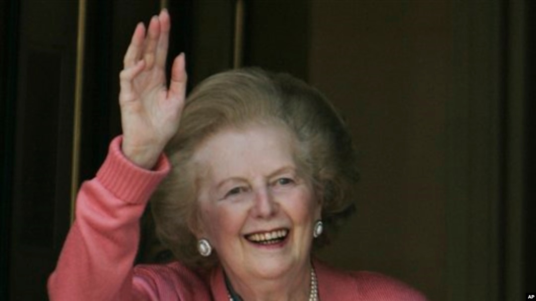 Mantan PM Inggris Margaret Thatcher melambaikan tangan kepada media saat meninggalkan rumah sakit pasca serangan jantungnya di bulan Juni 2009. (Foto: dok).