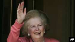 Mantan PM Inggris Margaret Thatcher melambaikan tangan kepada media saat meninggalkan rumah sakit pasca serangan jantungnya di bulan Juni 2009. (Foto: dok).