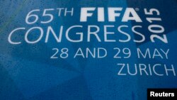 Papan di luar Hallenstadion, tempat Kongres FIFA ke-65 di Zurich, Swiss (26/5). 