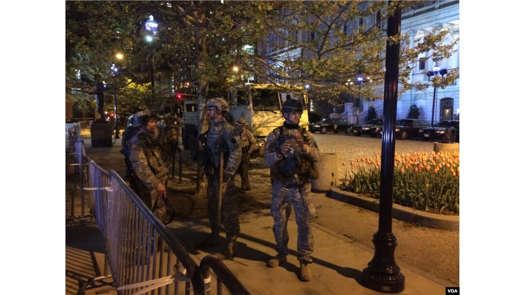 实行宵禁后的巴尔的摩街头