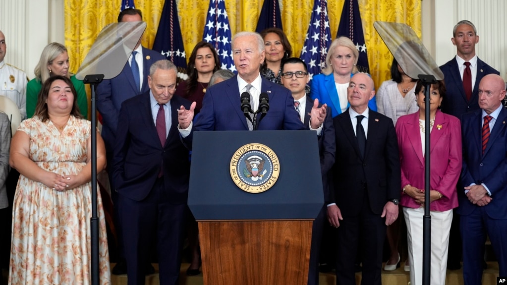 Tổng thống Joe Biden ngày 18/6/2024 tại Tòa Bạch Ốc công bố chương trình cho phép vợ/chồng và con cái nộp đơn xin thường trú mà không cần rời khỏi Hoa Kỳ.