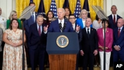 Tổng thống Joe Biden ngày 18/6/2024 tại Tòa Bạch Ốc công bố chương trình cho phép vợ/chồng và con cái nộp đơn xin thường trú mà không cần rời khỏi Hoa Kỳ.