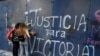 Mujeres jóvenes colocan flores en el muro perimetral de las oficinas del estado de Quintana Roo rociadas con grafitis que piden "Justicia para Victoria", durante una protesta en la Ciudad de México, México. Marzo 29, 2021. Foto: AP.