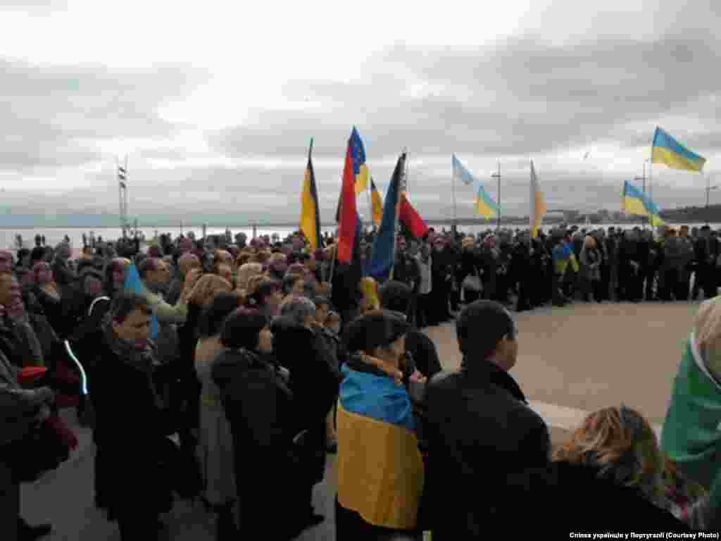 Лісабон. Площа Комерціо Наступний мітинг українська громада вирішила провести під російським посольством у віторок 28 січня, щоб символічно звернутися&nbsp; до російського народу з закликом приєднатися до українців у боротьбі проти тиранії диктаторських режимів.