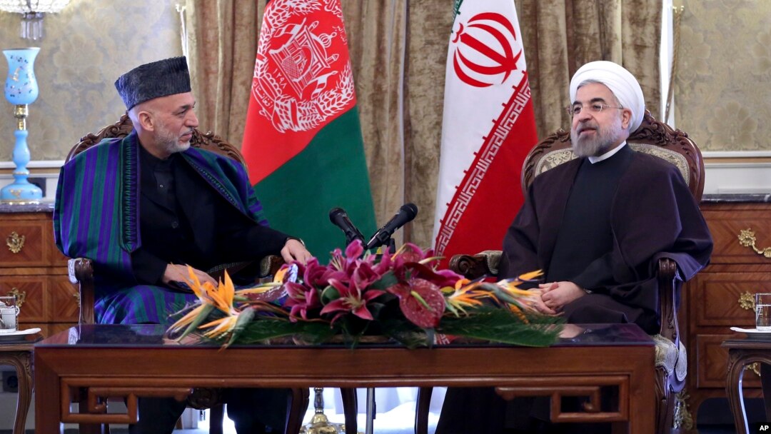 Presiden Afghanistan Hamid Karzai membahas kerjasama bilateral dengan Presiden Iran Hassan Rouhani di Teheran hari Minggu (8/12). 