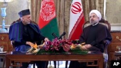 Presiden Afghanistan Hamid Karzai membahas kerjasama bilateral dengan Presiden Iran Hassan Rouhani di Teheran hari Minggu (8/12). 