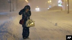 Denise Young de Lynnfield, dans le Massachusetts, une infirmière se rend au travail a pied, 27 janvier 2015. 