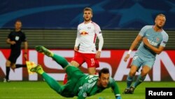 Timo Werner de RB Leipzig tire à côté du cage lors du match de la ligue des champions entre son équipe et l’AS Monaco au Red Bull Arena, à Leiozig, Allemagne, 13 septembre 2017.