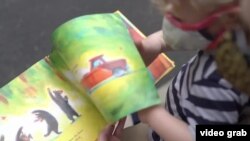 媽媽為兒童書改畫新冠特色插圖而爆紅（視頻截圖）