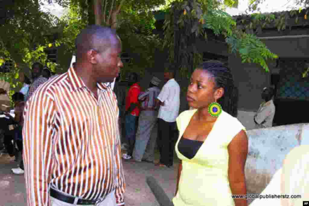 Mwanafunzi wa chuo kikuu cha Dar es Salaam akilalamika kwa kutoona jina lake kwenye orodha ya kupiga kura.