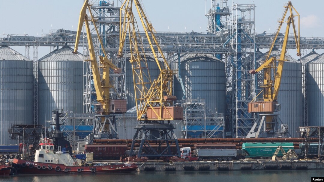 
Зерновой терминал в морском порту в Одессе