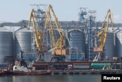 Tempat penyimpan biji-bjian di pelabuhan Odesa setelah memulai kembali ekspor di tengah serangan Rusia ke Ukraina, 19 Agustus 2022. (Foto: Valentyn Ogirenko/Reuters)