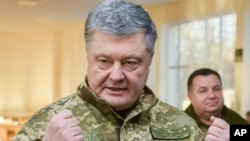 Le président ukrainien, Petro Porochenko, s'adressant à des soldats lors d'une visite dans une base militaire de la région de Tchernihiv, en Ukraine, le mercredi 28 novembre 2018. (Mykola Lazarenko, Service de presse présidentiel via AP)