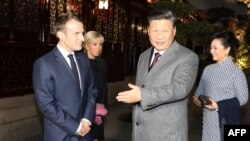 Le président chinois Xi Jinping et le président français Emmanuel Macron (à gauche) à Shanghai le 5 novembre 2019. (Photo de Ludovic MARIN / AFP)