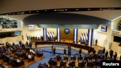 Representantes participan en la sesión inaugural del congreso salvadoreño, en San Salvador, el 1 de mayo de 2024. REUTERS/José Cabezas