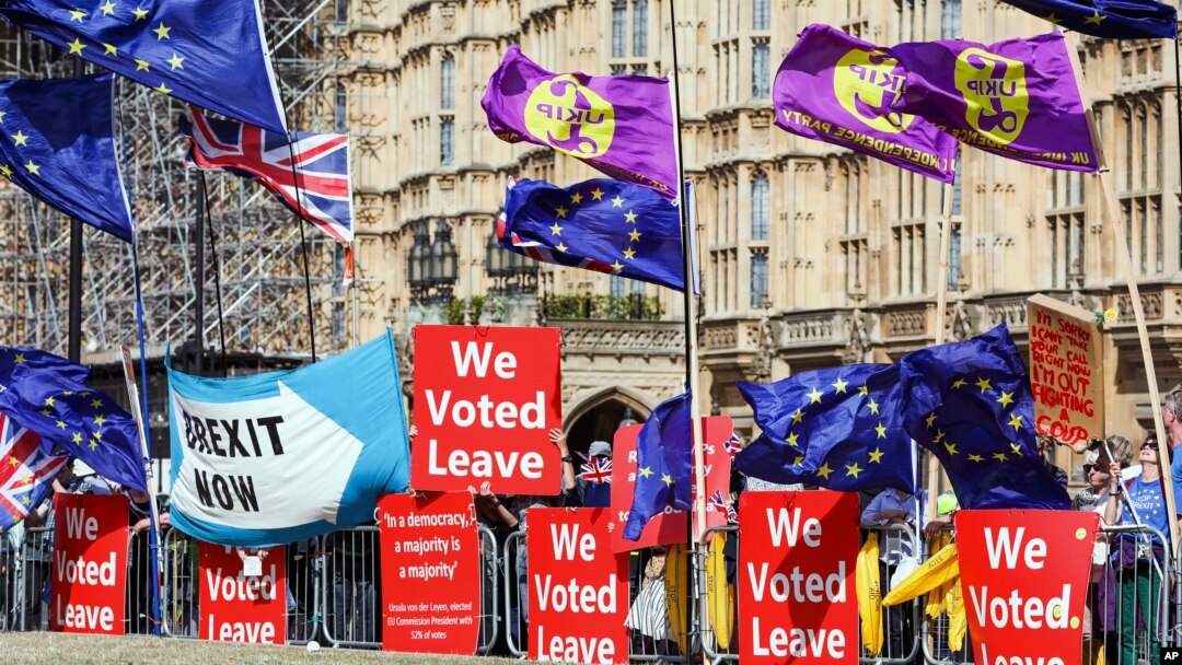 Para pendukung baik yang pro maupun yang anti-Brexit, berunjuk rasa di depan gedung parlemen Inggris di London, 3 September 2019.