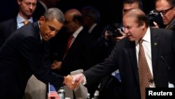 نواز شریف، صدراعظم پاکستان در جریان نشست بین المللی اتمی با باراک اوباما، رئیس جمهور امریکا در هالگ دیدن کرد. 