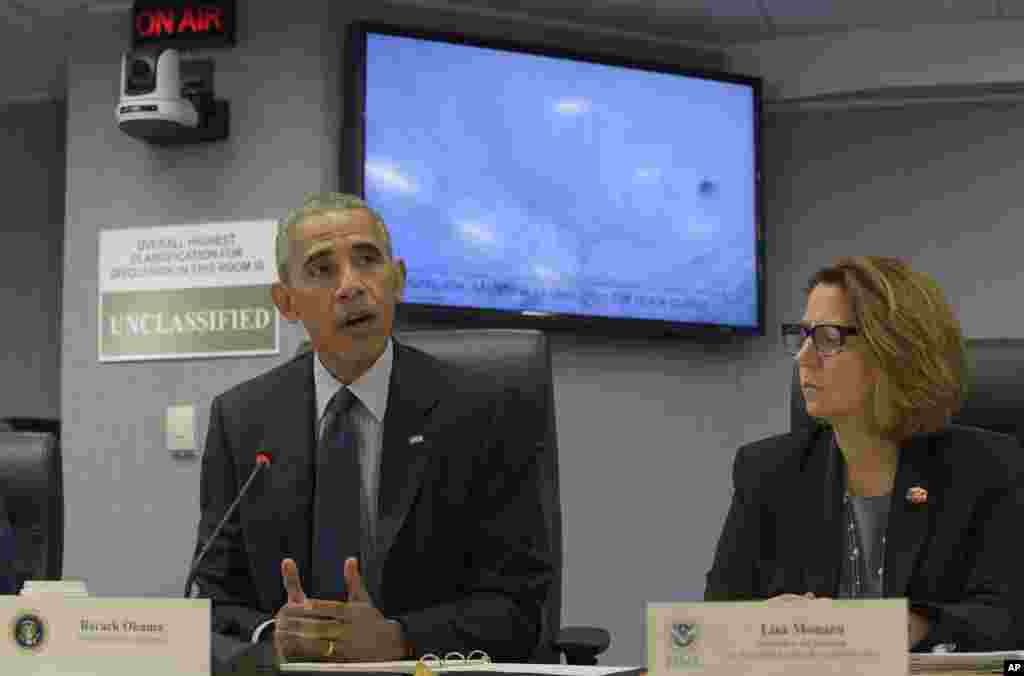 Presiden AS Barack Obama, didampingi Asisten Presiden untuk Keamanan Dalam Negeri dan Kontraterorisme Lisa Monaco, berbicara setelah diberi informasi mengenai Badai Matthew dalam kunjungan ke badan penanggulangan bencana federal FEMA di Washington (5/10). (AP/Susan Walsh)