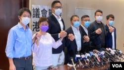 香港民主党7名立法会议员8月20日召开记者会宣布，将会委托有公信力的民调机构，作大型全港性取样民意调查，并举办最少一场大型辩论会，是否留任立法会议员。 (美国之音/汤惠芸）