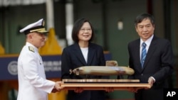 台湾总统蔡英文在高雄出席台湾首艘自制潜艇“海鲲号”下水典礼。（2023年9月28日）
